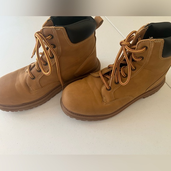 OZARK TRAIL MEN’S TROY BOOTS. SIZE 7
COLOR IS WHEAT-TAN  GREAT CONDITION - Picture 1 of 8